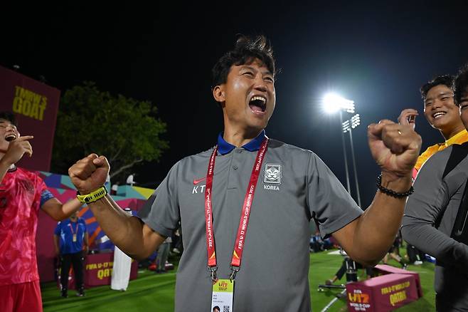 백기태 U-17 축구대표팀 감독이 5일(한국시간) 카타르 도하의 어스파이어 존에서 열린 멕시코와 2025 U-17 월드컵 조별리그 F조 1차전에서 2-1로 이긴 뒤 기뻐하고 있다. 한국은 같은 장소에서 열릴 스위스전(8일)과 코트디부아르전(10일)에서 기세를 이어가면 목표인 조별리그 통과에 다가설 수 있다. 사진제공│대한축구협회