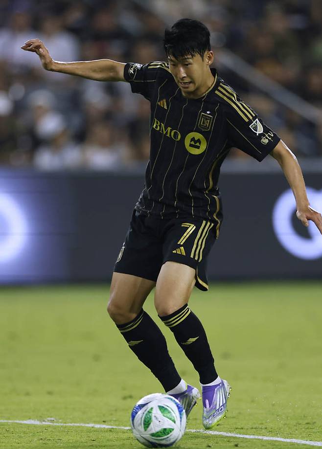 LAFC 손흥민이 8월 31일(현지시간) 샌디에이고전에서 왼발로 슈팅하고 있다. 게티이미지코리아