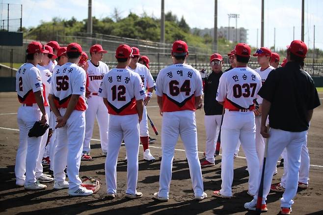 ▲ 마무리캠프에 임하고 있는 KIA는 아시아쿼터 대비도 빠짐없이 챙기고 있다 ⓒKIA타이거즈