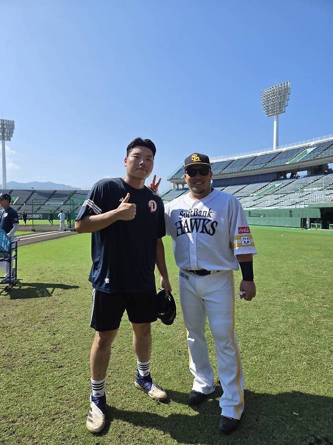 두산 베어스 내야수 박성재(왼쪽)와 야마카와 호타카(34·소프트뱅크 호크스)가 2025 일본 미야자키 교육리그에서 함께 촬영에 임하고 있다. /사진=두산 베어스 제공
