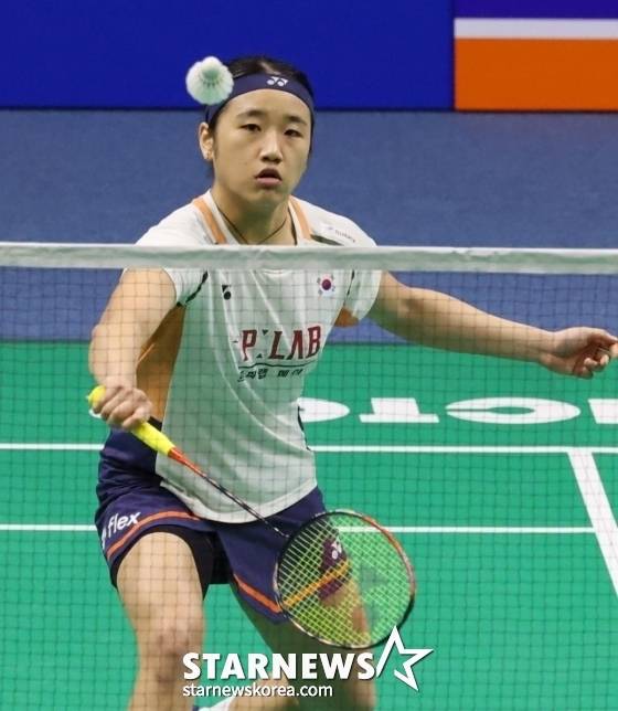 '2025 수원 빅터 코리아오픈 배드민턴 선수권대회(슈퍼500)'가 수원실내체육관에서 열렸다.  안세영이 야마구치 아카네(일본)와의 단식 결승전에서 연타 공격을 하고 있다. /사진=김진경 대기자