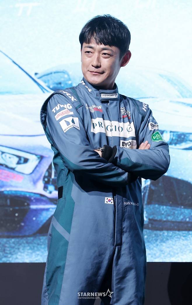 개그맨 출신 레이싱 선수 한민관이 5일 서울 중구 웨스틴조선호텔에서 진행된 티빙 예능 '슈퍼레이스 프리스타일' 제작발표회에 참석해 포즈를 취하고 있다. /2025.11.05 /사진=김휘선 hwijpg@
