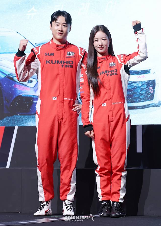 이창욱 선수, 가수 윤보미가 5일 서울 중구 웨스틴조선호텔에서 진행된 티빙 예능 '슈퍼레이스 프리스타일' 제작발표회에 참석해 포즈를 취하고 있다. /2025.11.05 /사진=김휘선 hwijpg@