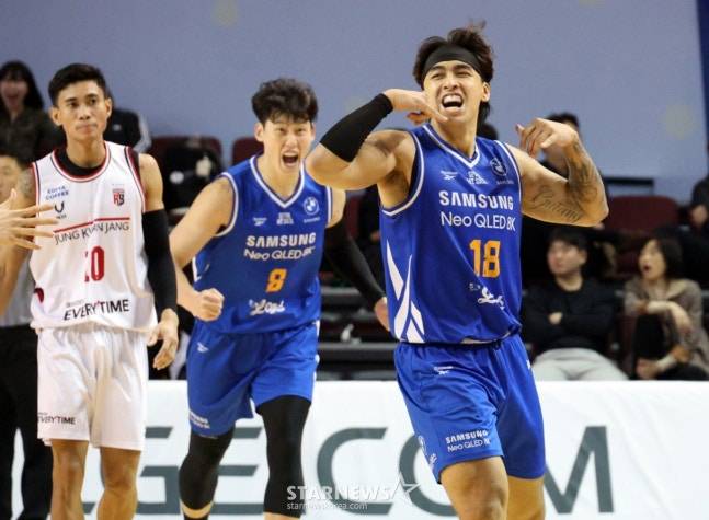 3점을 성공시킨 뒤 환호하는 구탕(오른쪽). /사진=강영조 선임기자