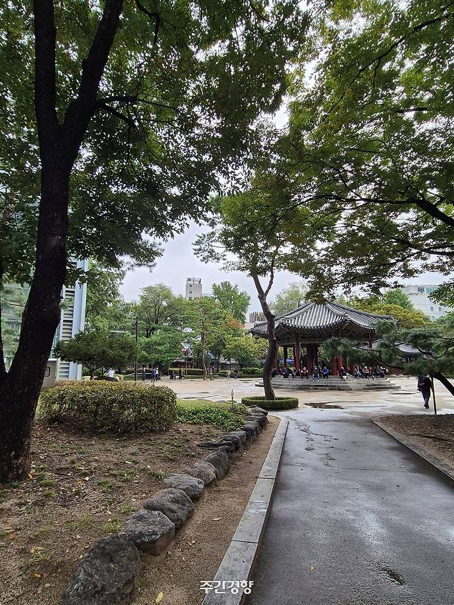 지난 10월 13일 서울 종로구 탑골공원에서 노인들이 쉬고 있다. 김향미 기자