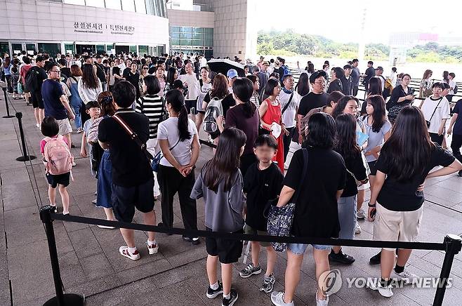 국립중앙박물관에 입장하기 위해 기다리는 사람들 [연합뉴스 자료사진]