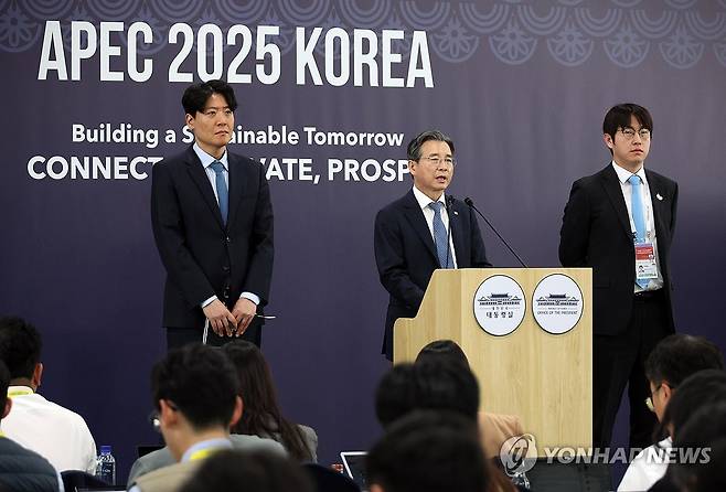 브리핑하는 김용범 정책실장 (경주=연합뉴스) 한상균 기자 = 김용범 정책실장이 31일 경북 경주 APEC 미디어센터에서 젠슨 황 엔비디아 최고경영자 접견 등에 관한 브리핑을 하고 있다. 
    왼쪽부터 김우창 국가AI정책비서관, 김 정책실장, 하정우 AI미래기획수석. 2025.10.31 xyz@yna.co.kr