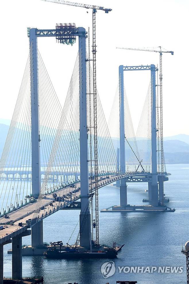 인천 제3연륙교 주탑 (인천=연합뉴스) 임순석 기자 = 내년 1월 초 개통을 앞두고 인천 제3연륙교 주탑에서 막바지 공정이 진행되고 있다. 사진은 지난 3일 공사 중인 인천 제3연륙교. 2025.11.5 soonseok02@yna.co.kr