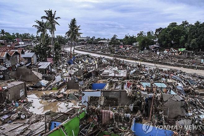 태풍 갈매기, 필리핀 중부 강타 (세부[필리핀] EPA=연합뉴스) 4일(현지시간) 태풍 '갈매기'가 몰고 온 강풍과 폭우로 초토화된 필리핀 중부 세부주의 모습.