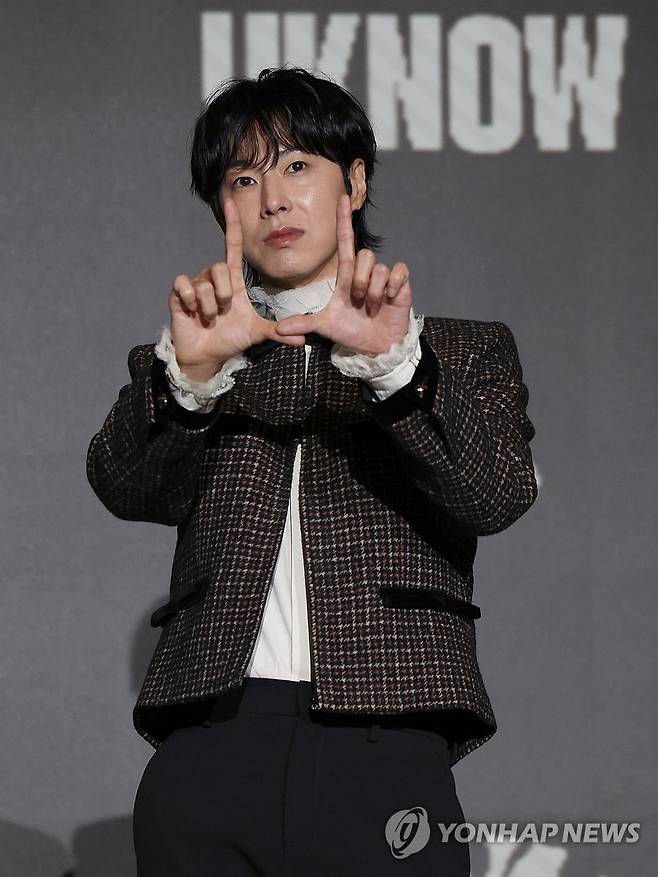 유노윤호 '아이 노우' (서울=연합뉴스) 강민지 기자 = 가수 유노윤호가 5일 서울 송파구 소피텔 앰배서더 서울 호텔에서 열린 정규 1집 '아이-노우(I-KNOW)' 발매 기자간담회에서 포즈를 취하고 있다. 2025.11.5 mjkang@yna.co.kr