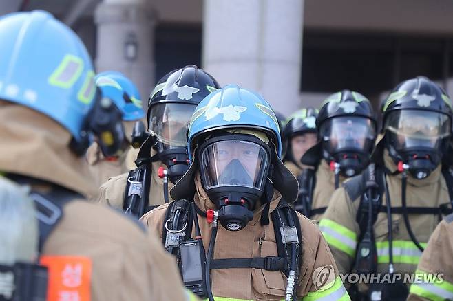 훈련은 실전처럼 (강원 고성=연합뉴스) 류호준 기자 = 5일 강원 고성군 죽왕면 한 대형숙박시설에서 열린 강원도 단위 긴급구조종합훈련에서 참가자들이 훈련에 집중하고 있다. 2025.11.5 ryu@yna.co.kr