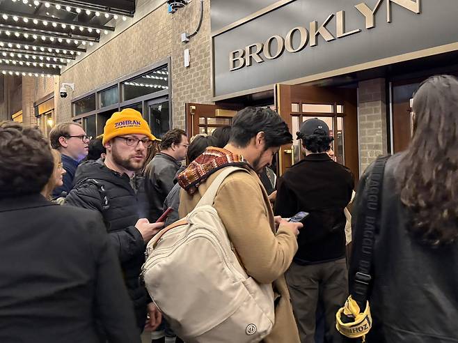 당선 축하 행사장 입장하는 맘다니 지지자들 (뉴욕=연합뉴스) 이지헌 특파원 = 조란 맘다니 뉴욕시장 당선인의 지지자들이 4일(현지시간) 밤 축하 행사자인 미국 뉴욕 브루클린 파라마운트 극장 입구에 들어서고 있다. 2025.11.05 pan@yna.co.k