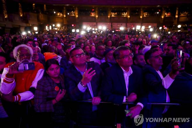 당선축하 행사장의 맘다니 지지자들 [뉴욕 EPA=연합뉴스. 재판매 및 DB 금지]