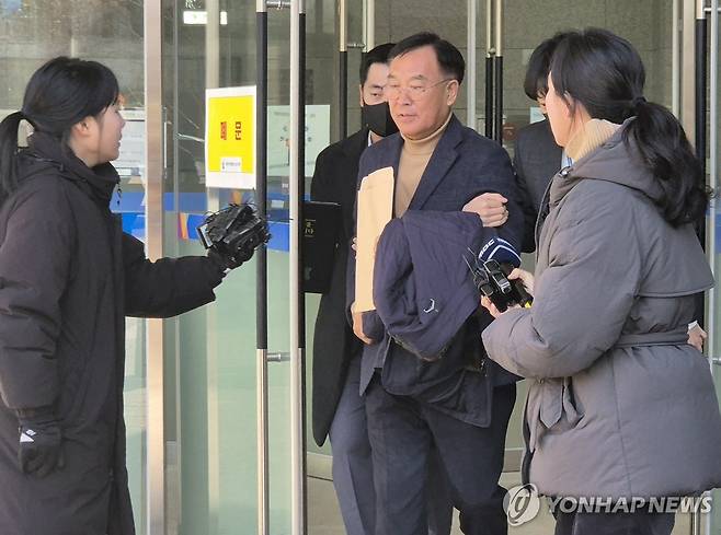 영장실질심사 끝난 김진하 강원 양양군수 (속초=연합뉴스) 지난 1월 김진하 강원 양양군수가 춘천지법 속초지원에서 구속 전 피의자 심문(영장실질심사)을 마치고 나오는 모습. [연합뉴스 자료사진]