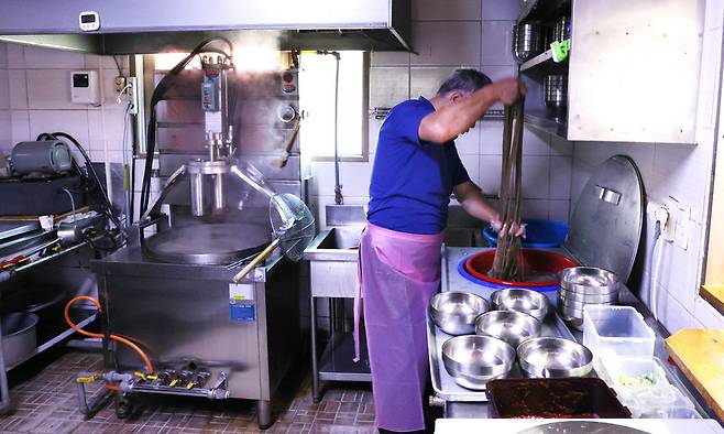 ▲ 인천 옹진군 백령도 진촌리에 있는 시골메밀칼국수 김창유(60) 대표가 주방에서 냉면을 만들고 있다. /양진수 기자 photosmith@incheonilbo.com