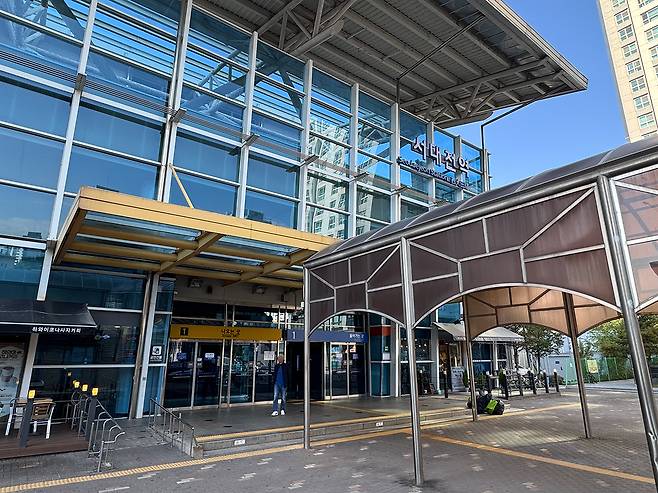 4일 서대전역 앞에서 한 승객이 역사를 빠져나가고 있다. 사진=권오선 기자.