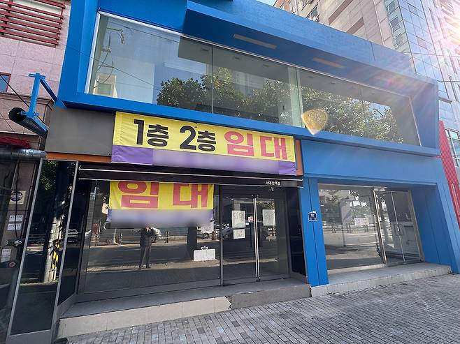 4일 서대전역 앞 한 상가 건물에 임대 현수막이 걸려 있다. 사진=권오선 기자.