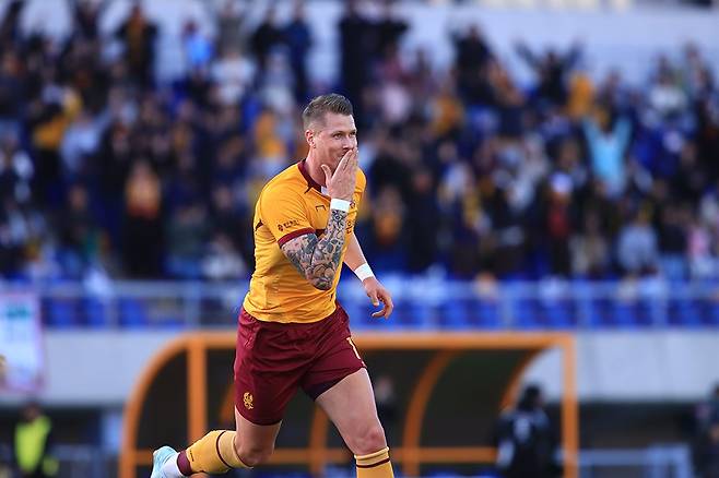 광주FC 프리드욘슨이 지난 2일 광주월드컵경기장에서 열린 제주SK FC와의 경기에서 데뷔골을 터뜨린 후 세리머니를 하고 있다.  <광주FC 제공>