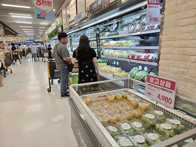온라인 중심의 쇼핑 등 소비가 주를 이룬 가운데, 전국적으로 오프라인 쇼핑이 다시 인기를 얻으며 광주·전남지역 소비자들 사이에서도 소비 패턴에 변화가 나타나고 있다. 사진은 최근 광주 서구에 있는 한 대형마트 신선식품 코너에서 시민들이 장을 보고 있는 모습. /남도일보 DB