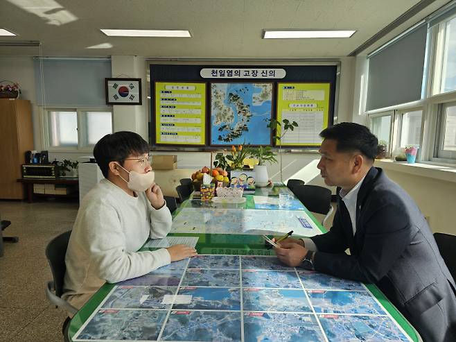 전남 신안군 신의면사무소 최연소 직원 정재연(25)씨가 섬 공무원이 겪는 근무 여건의 어려움을 이야기하고 있다. /조태훈 기자 thc@namdonews.com