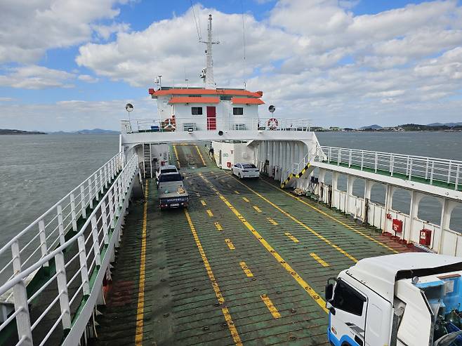 신안군 섬 지역 공무원들의 하루는 오전 5시40분 배편으로 시작된다. 사진은 섬으로 향하는 여객선. /조태훈 기자 thc@namdonews.com
