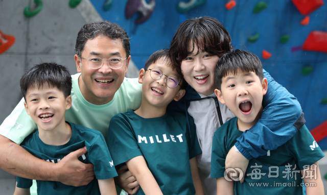 박정만·김하나 부부와 세 아들(앞줄 왼쪽부터 준형, 준희, 준우)이 환한 웃음으로 즐거운 한때를 보내고 있다. 정운철 기자 woon@imaeil.com