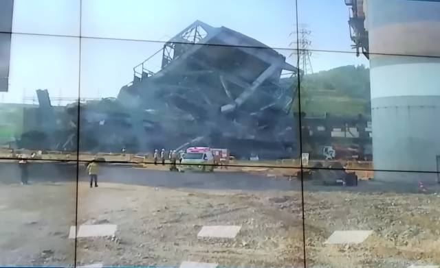 6일 오후 붕괴 사고가 발생한 울산화력발전소 현장. 소방 구급차와 대원들이 무너진 보일러 구조물 앞에서 구조 작업을 벌이고 있다. 독자 제공