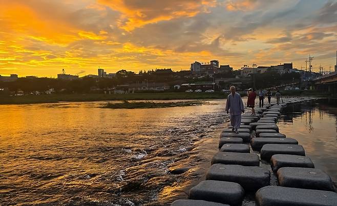 ▲ 영천관광 전국사진공모전 입상작-침수교를 건너며(오경택). 영천시 제공