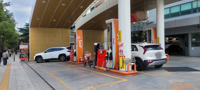 대구지역 셀프주유소를 중심으로, 소비자 동의 없이 차량 소모품 교체를 강요하는 '기만 영업'이 기승을 부리고 있다. 사진은 대구 중구의 한 셀프주유소 모습. 기사내용과 관계 없음. 대구일보DB