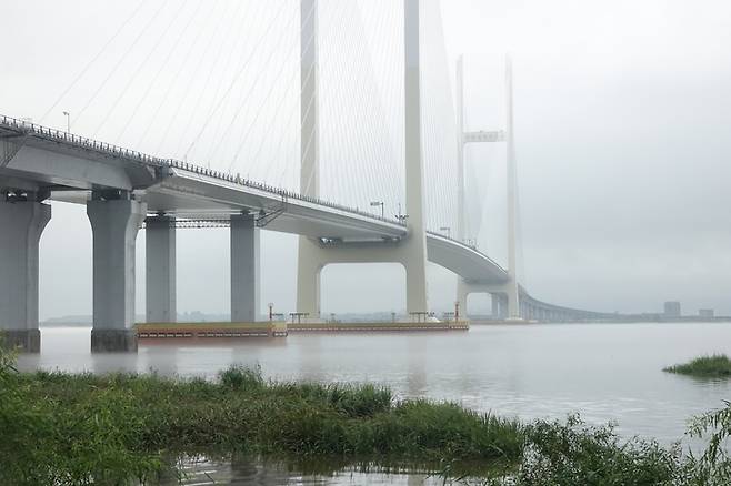 2015년 완공됐으나 아직 미개통한 조.중신압록강대교가 안개에 싸여 있다. <박진관기자>