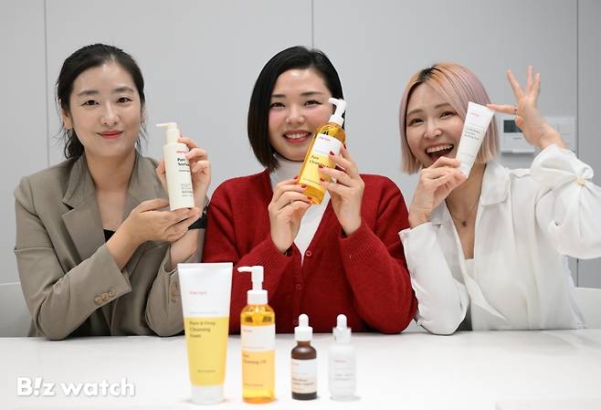 (왼쪽부터)마녀공장의 윤인선 국내마케팅팀장, 강다영 상품기획팀장, 오혜성 글로벌마케팅팀장이 마녀공장의 주요 제품에 대해 소개하고 있다. / 사진=이명근 기자 qwe123@