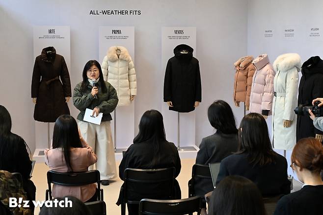 김정미 네파 부사장이 6일 서울 네파 청계산점에서 열린 '네파 25FW 미디어 데이'에 참석해 신제품 설명을 하고 있다./사진=이명근 기자 qwe123@
