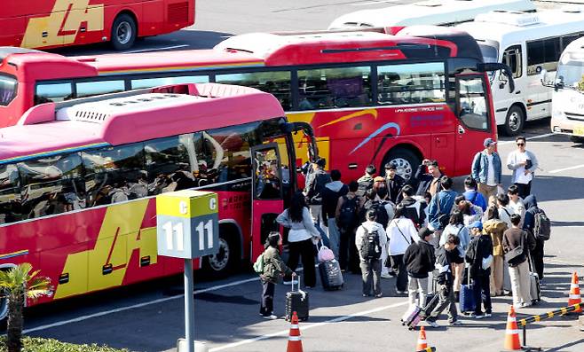기사와 무관한 사진. 제주국제공항 대형차량 전용 주차장에서 수학여행 온 학생들이 전세버스로 향하고 있다. (사진=뉴시스)