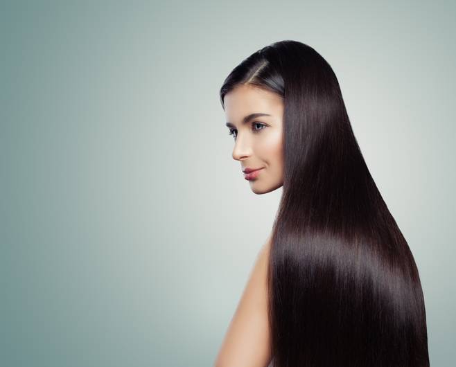 같은 색, 같은 길이의 머리카락이라도 윤기 나고 곧게 뻗어 있다면 더 젊고, 건강하며, 매력적으로 인식되는 것으로 나타났다. 사진=게티이미지뱅크