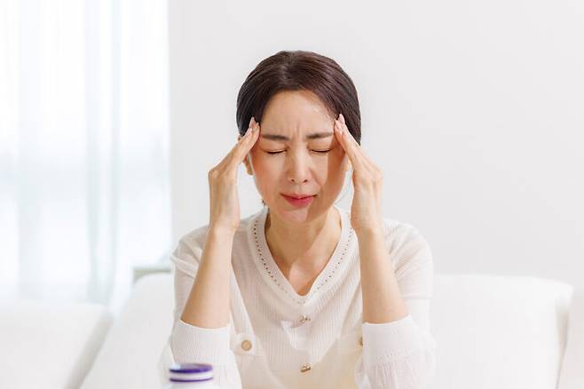물을 충분히 마시거나, 어두운 곳에서 쉬면 편두통을 완화하는 데 도움이 된다. 사진=클립아트코리아