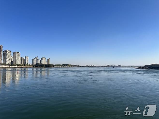 지난 10월 27일 압록강 유람선을 타고 바라본 정경 ⓒ News1 이상휼 기자