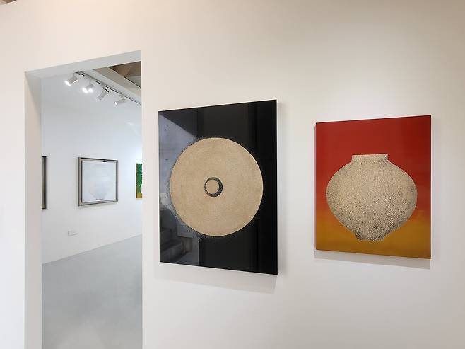 신란숙의 개인전 '달빛, 보이지 않지만 빛나고 있어' 전시 전경 (하랑갤러리 제공)