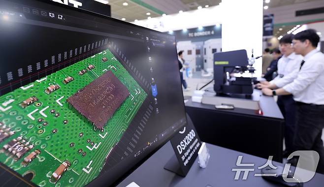 22일 서울 강남구 코엑스에서 열린 제27회 반도체 대전(SEDEX 2025)을 찾은 관람객들이 전시를 둘러보고 있다. 2025.10.22/뉴스1 ⓒ News1 박지혜 기자