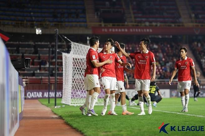 포항 조재훈(가운데)이 카야FC전에서 득점 후 기뻐하고 있다. 사진 | 한국프로축구연맹