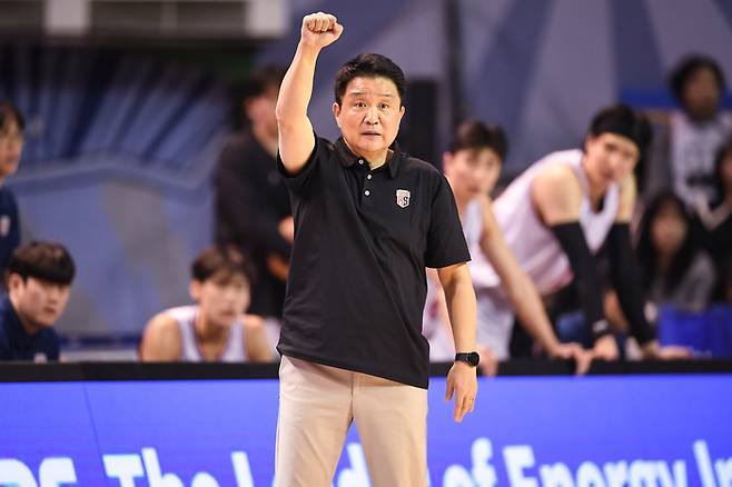 정관장 유도훈 감독이 서울 잠실체육관에서 열린 2025~26 LG전자 프로농구 서울 삼성전에서 작전을 지시하고 있다. 사진 | KBL