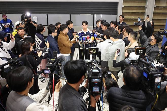 김혜성이 귀국 후 인터뷰에 임하고 있다. 사진 | 연합뉴스