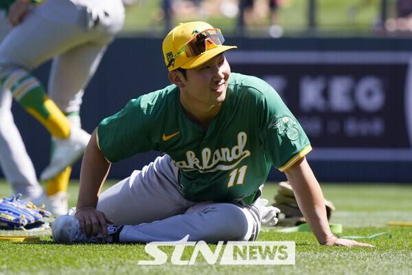 오클랜드 애슬레틱스의 박효준이 11일(현지시각) 미 애리조나주 스코츠데일의 솔트리버필드 앳 토킹스틱에서 열리는 2024 메이저리그(MLB) 시범 경기 애리조나 다이아몬드백스와의 경기를 앞두고 몸을 풀고 있다. 박효준은 8번 타자 우익수로 선발 출전해 3타수 2안타 1득점 1도루를 기록했고 팀은 6-5로 승리했다. 사진┃뉴시스/AP