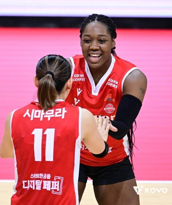 페퍼저축은행의 조이와 시마무라가 6일 페퍼스타디움에서 치러진 GS칼텍스와의 진에어 2025-2026 V-리그 1라운드 경기에서 득점 후 기뻐하고 있다. /사진=한국배구연맹