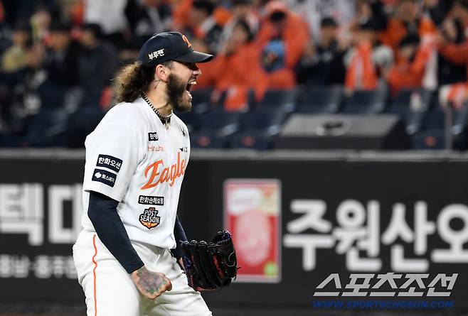 29일 대전 한화생명볼파크에서 열린 한국시리즈 3차전 한화 이글스와 LG 트윈스의 경기. 6회초 2사 1,2루 LG 문보경을 삼진 처리한 한화 선발 폰세가 포효하고 있다. 대전=박재만 기자 pjm@sportschosun.com/2025.10.29/
