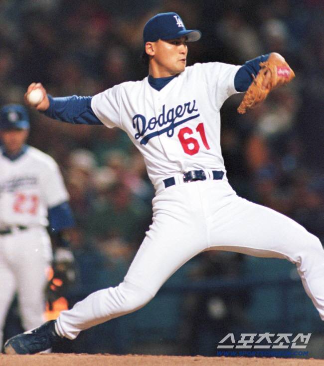 '코리안특급' 박찬호가 현역 17시즌 동안 달성한 124승의 메이저리그 아시아투수 최다승 기록이 당분간 깨지지 않을 전망이다. 유력한 경신 후보인 다르빗슈가 팔꿈치 수술을 받게 되면서 최소 향후 10년간은 기록이 유지될 가능성이 커졌다. LA다저스 시절 박찬호의 역동적인 투구장면. 스포츠조선 DB