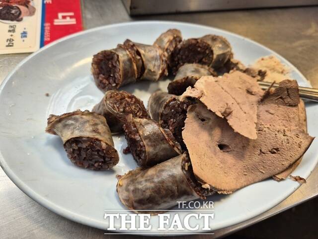 5일 '오승혁의 '현장''은 메뉴 바꿔치기, 가격 올려 받기 등의 논란으로 이미지가 얼룩지고 있는 서울 종로구 광장시장을 찾아 순대를 주문하며 현장 실태를 취재했다. 사진은 주문한 8000원 상당의 순대 메뉴 모습. /서울 종로=오승혁 기자