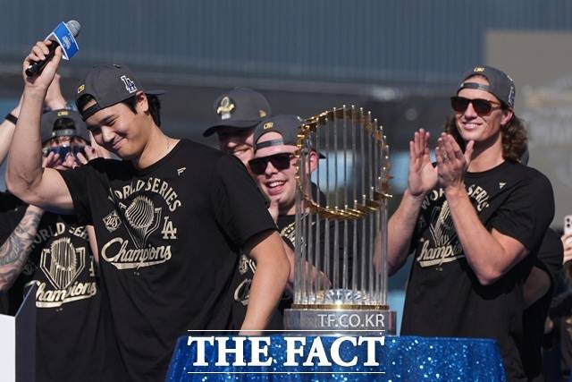 미국 메이저리그 LA다저스의 슈퍼스타 오타니 쇼헤이(맨 왼쪽)가 2일 다저스타디움에서 열린 월드시리즈 2연패 축승회에서 팬들의 환호에 답하고 있다./LA=뉴시스