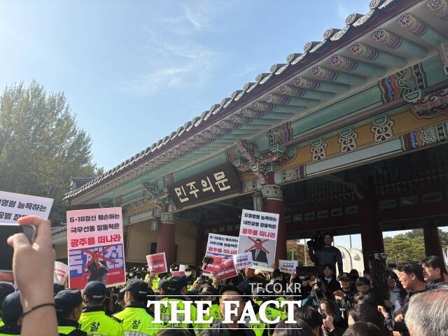 광주 시민단체가 6일 '5·18 정신 훼손하는 장동혁은 물러가라' '오월영령 능욕하는 내란공범 장동혁은 광주를 떠나라' '5·18 정신 훼손하는 극우선동 장동혁은 광주를 떠나라' 등 손팻말을 들고 있다. /김수민 기자