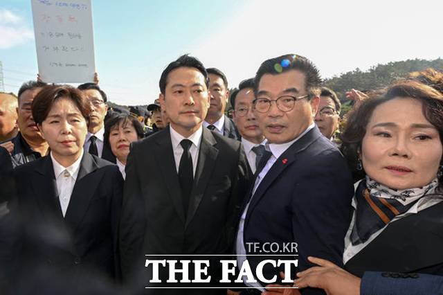 광주 국립5·18민주묘지 참배에 나선 장동혁 국민의힘 대표가 광주시민들의 반발에 가로막힌 모습. /광주=뉴시스