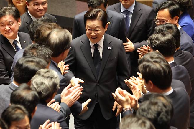 이재명 대통령이 4일 서울 여의도 국회 본회의장에서 내년도 정부 예산안에 대한 시정연설을 마친 뒤 의원들의 박수를 받으며 퇴장하고 있다. /남강호 기자